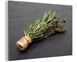 Wanddecoratie Metaal - Aluminium Schilderij Industrieel - Tijm - Kruiden - Groen - Tafel - Keuken - Steen - 30x20 cm - Dibond - Foto op aluminium - Industriële muurdecoratie - Voor de woonkamer/slaapkamer