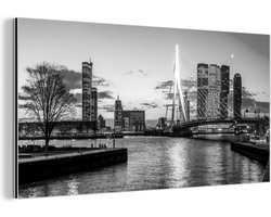 Wanddecoratie Metaal - Aluminium Schilderij Industrieel - Uitzicht op de Erasmusbrug in Rotterdam - zwart wit - 40x20 cm - Dibond - Foto op aluminium - Industriële muurdecoratie - Voor de woonkamer/slaapkamer