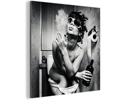 Wanddecoratie Metaal - Aluminium Schilderij Industrieel - Vrouw - Drank - Zwart - Wit - 50x50 cm - Dibond - Foto op aluminium - Industriële muurdecoratie - Voor de woonkamer/slaapkamer