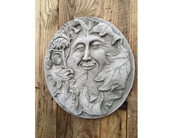 Wandornament steen rond, met afbeelding  van de vrolijke eiken bladman, bosgeest.