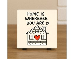 Wenstegel – “Home Is Wherever You Are” – Woondecoratie Cadeau - Hip trendy tegeltje – Wanddecoratie – Cadeau voor Nieuwe Woning, Housewarming of Gezinscadeau – Sfeervol en Persoonlijk – Trendy nu – Decoratief Tegeltje met Standaard – Cadeau Idee