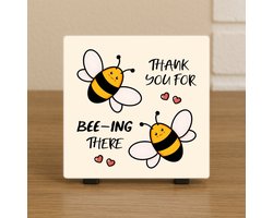 Wenstegeltje "Thank You for Bee-ing There” – Bijen Cadeau Tegel – Spreuktegel – Stijlvolle Woondecoratie met Boodschap – Trendy nu– Hip trendy tegeltje – Cadeau – Zomaar – Decoratief Tegeltje met Standaard – Cadeau Idee