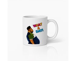 What a Day Mok 330ml – Grappige Cartoon Koffiebeker – Humoristisch Cadeau voor Vrienden & Collega’s
