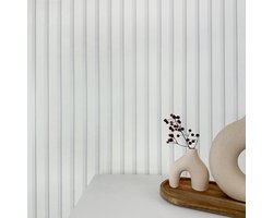 Wit Vliesbehang met Grijze Strepen en Zilveren Panelen - Scandinavische Wandpanelen