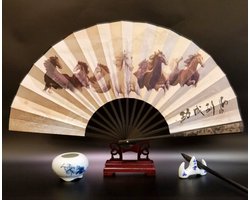 WK Traditionele Chinese Waaier – “Grote Ambities en Een Veelbelovende Toekomst” – 33,5 cm – Zijden Waaier met Bamboe en Houten Standaard – Oosterse Wanddecoratie voor Huis of Kantoor