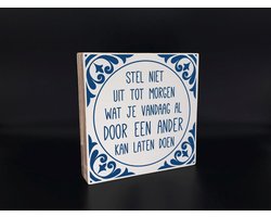 Woodart Houten Tekstbord “Stel Niet Uit Tot Morgen” – Wanddecoratie Quote Bord 18x18 cm – Motivatie Spreuk – Woondecoratie Hout