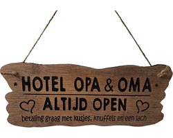 WoodR | Tekst bordje 'Hotel opa en oma '' | spreukenbord | hout met lichte zwarte wax bamboe zwart | allerliefste oma en opa, cadeau voor opa en oma oppas presentje best verkocht sinterklaas kerst | cadeau