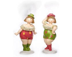 Woonkamer decoratie beeldjes set van 2 dikke dames met veren - 20 cm