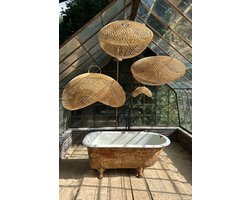 XL rotan hanglamp van 150 cm in organische vorm. Handgemaakt en een echte eyecatcher boven de eettafel, in de woonkamer of horeca. Deze natuurlijke wolk lamp geeft direct sfeer en een warme, boho uitstraling aan je interieur.