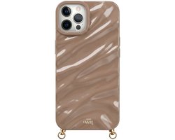 xoxo Wildhearts Glaze Cord Case Taupe telefoonhoesje - geschikt voor iPhone 12 Pro - Dream hoesje geschikt voor telefoonkoord - Glimmende silicone case met plooien - Vlekbestendig hoesje met haakjes - Beige / Creme