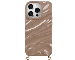 xoxo Wildhearts Glaze Cord Case Taupe telefoonhoesje - geschikt voor iPhone 14 Pro Max - Dream hoesje geschikt voor telefoonkoord - Glimmende silicone case met plooien - Vlekbestendig hoesje met haakjes - Beige / Creme