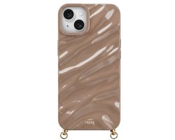 xoxo Wildhearts Glaze Cord Case Taupe telefoonhoesje - geschikt voor iPhone 15 - Dream hoesje geschikt voor telefoonkoord - Glimmende silicone case met plooien - Vlekbestendig hoesje met haakjes - Beige / Creme
