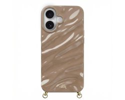 xoxo Wildhearts Glaze Cord Case Taupe telefoonhoesje - geschikt voor iPhone 16 - Dream hoesje geschikt voor telefoonkoord - Glimmende silicone case met plooien - Vlekbestendig hoesje met haakjes - Beige / Creme