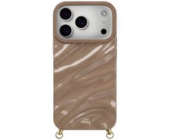 xoxo Wildhearts Glaze Cord Case Taupe telefoonhoesje - geschikt voor iPhone 17 Pro - Dream hoesje geschikt voor telefoonkoord - Glimmende silicone case met plooien - Vlekbestendig hoesje met haakjes - Beige / Creme