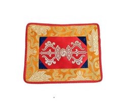 Yogi & Yogini Altaarkleed - Rood en Geel Brokaat - Afbeelding van Dorje - 22 x 18 cm