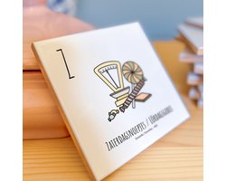 Zaterdagsnoepjes / Lördagsgodis - ABC tegeltje Zweden-Sverige - Keramiek met Handgetekende Illustratie - Wanddecoratie - Woondecoratie - Relatiegeschenk - Souvenir - 10,8 x 10,8 cm