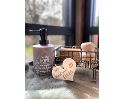 Zeeppompje In this home we enjoy the little thing every day /  trendy grijs / inclusief houten hartje Veel Liefs / handverzorging / cadeau / woonaccesoires / keukenaccesoires