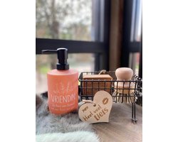 Zeeppompje Vriendin Jij bent een lieverd met een hart van goud / modieus roze / inclusief houten hartje Veel Liefs / handverzorging / cadeau / woonaccesoires / keukenaccesoires