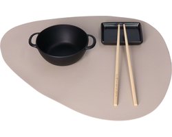 Zeller tafel placemats lederlook - 1x stuks - 34 x 42 cm - beige - Speciale druppel vorm - Diner/ontbijt