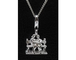 Zilveren Verliefd stel op bankje hanger én bedel