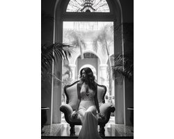 Zwart Wit Poster - Vrouw op Stoel - Vrouw - Woonkamerdecoratie - Wanddecoratie - posters - formaat 50x70cm - S862BY