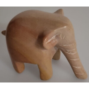 Nog meer sfeer in uw woonomgeving met deze prachtig handgemaakte olifant! Een bijzondere olifant gemaakt van speksteen, een zachte natuursteen. Vind een gezellig plekje in je huis, serre/tuinkamer of in de werkkamer. Voor uzelf of als cadeau.