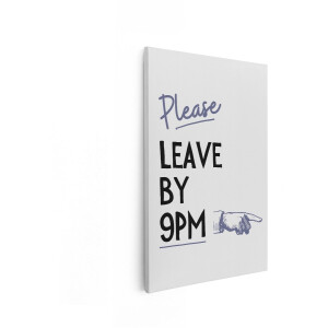 Artaza Canvas Schilderij Please Leave By 9PM - 60x90 cm - Wanddecoratie Tekst - Muurdecoratie Vintage - Decoratie Quote Grappig - Schilderijen Op Canvas