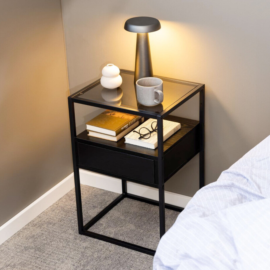 Bendt Nachtkastje 'Maikel' zwart metaal met glazen blad en lade afbeelding 1