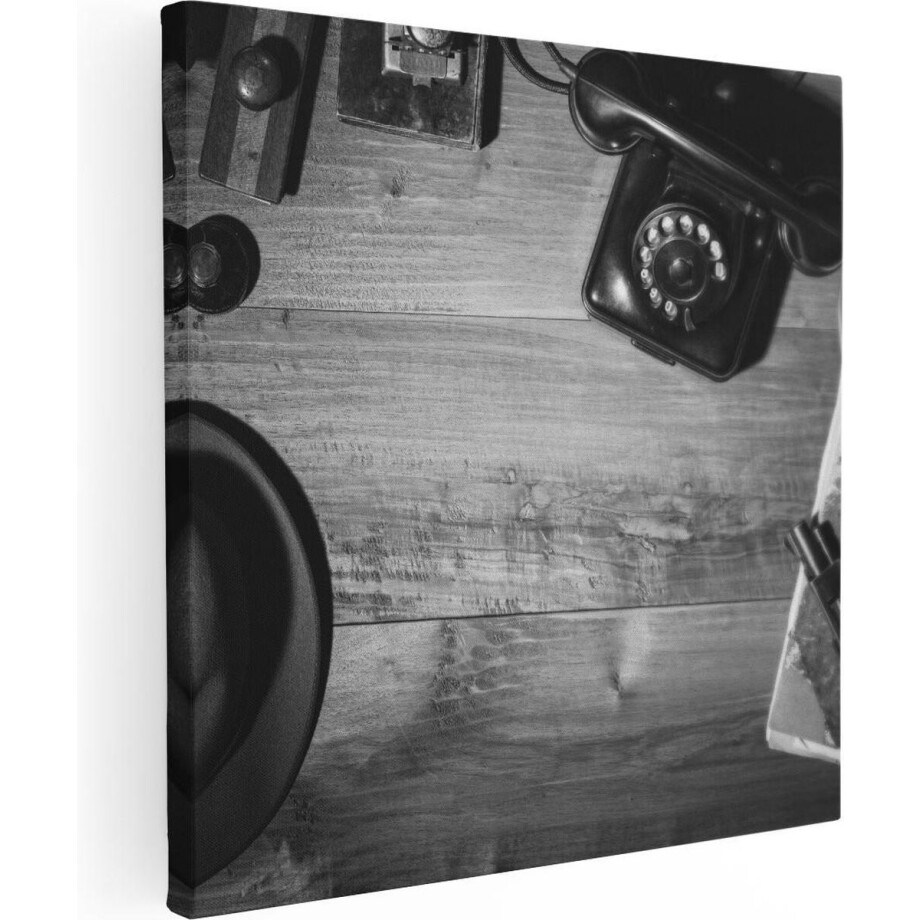Artaza Canvas Schilderij Oude Bureau Tafel Met Een Pistool En Een Hoedje - 90x90 - Groot - Foto Op Canvas - Canvas Print afbeelding 1