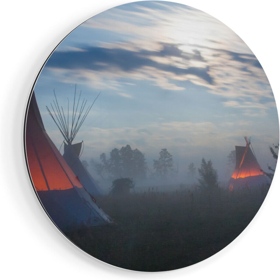 Artaza Dibond Muurcirkel Indianen Tipi in de Nacht tijdens de Mist - Ø 60 cm - Wandcirkel - Rond Schilderij - Voor Binnen en Buiten afbeelding 1