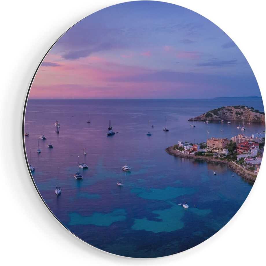 Artaza Dibond Muurcirkel Ibiza met Boten op het Water bij Zonsopgang - Ø 70 cm - Wandcirkel - Rond Schilderij - Voor Binnen en Buiten afbeelding 1