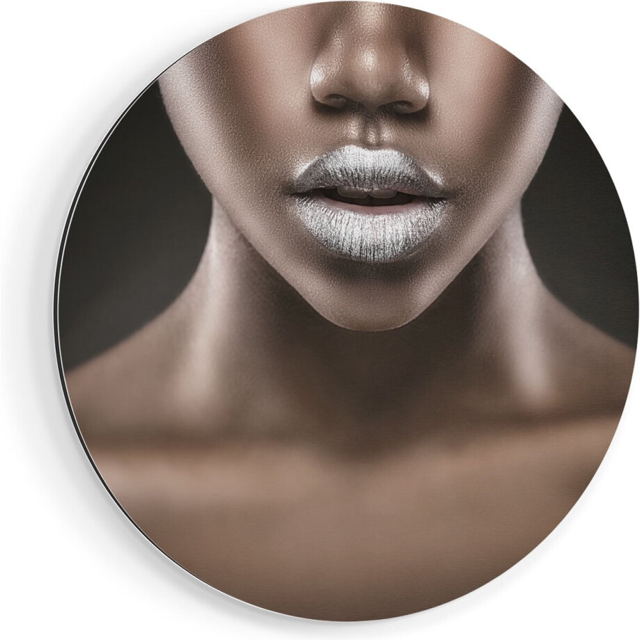 Artaza Dibond Muurcirkel Zilveren Lippen Van Een Afrikaanse Vrouw - Ø 80 cm - Groot - Wandcirkel - Rond Schilderij - Voor Binnen en Buiten Artaza Dibond Muurcirkel Zilveren Lippen Van Een Afrikaanse Vrouw - Ø 80 cm - Groot - Wandcirkel - Rond Schilderij - Voor Binnen en Buiten afbeelding 1