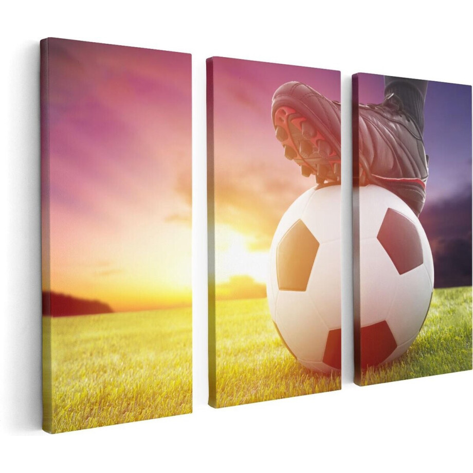 Artaza Canvas Schilderij Drieluik Klassieke Voetbal Aftrap Met Zonsondergang - 120x80 - Foto Op Canvas - Canvas Print afbeelding 1
