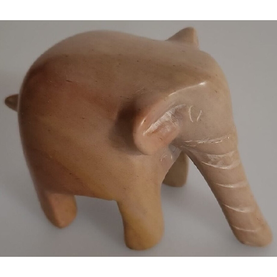 Nog meer sfeer in uw woonomgeving met deze prachtig handgemaakte olifant! Een bijzondere olifant gemaakt van speksteen, een zachte natuursteen. Vind een gezellig plekje in je huis, serre/tuinkamer of in de werkkamer. Voor uzelf of als cadeau. afbeelding 1