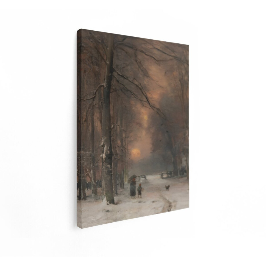 Artaza Canvas Schilderij Winterse Wandeling door een Besneeuwd Bos met een Zonsondergang - 90x120 cm - Groot - Wanddecoratie Woonkamer - Schilderijen - Muurdecoratie afbeelding 1