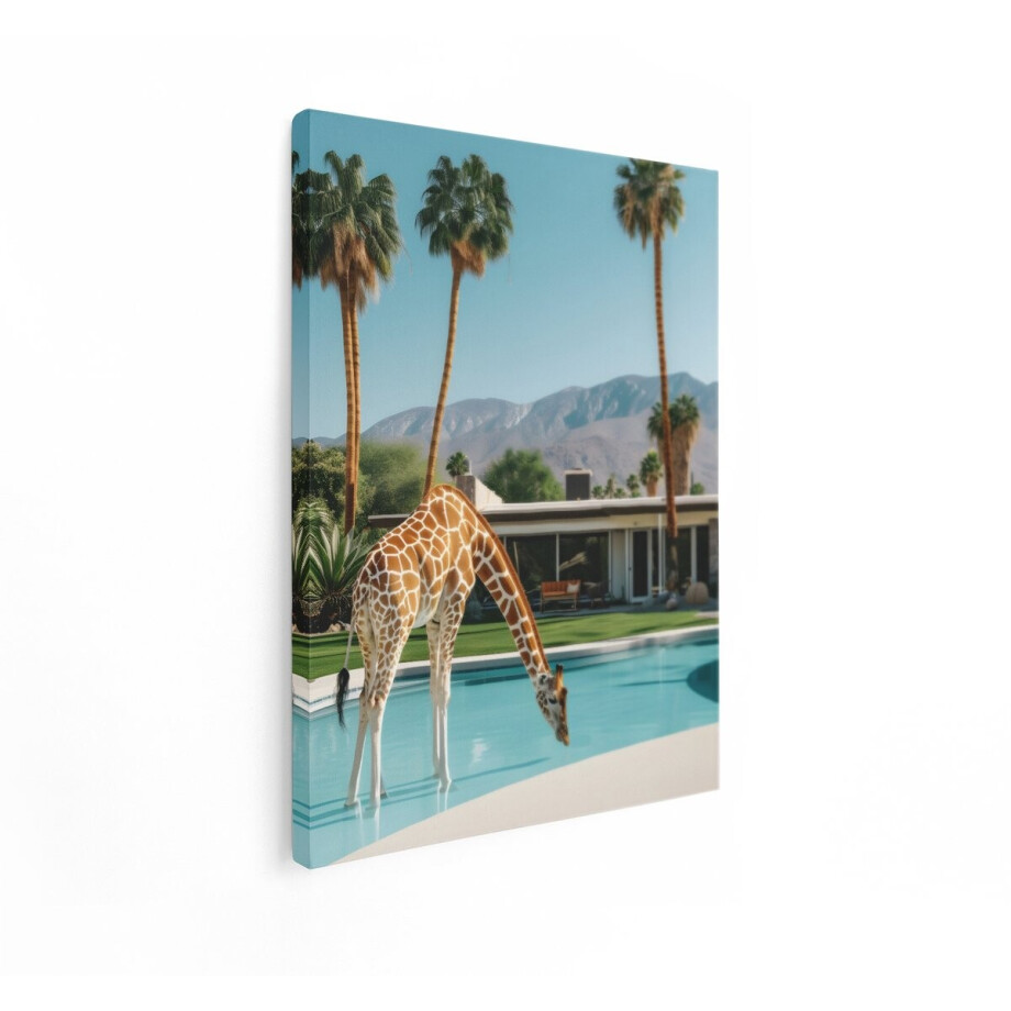 Artaza Canvas Schilderij Giraffe Drinkt Uit een Zwembad in een Modern Woestijnhuis met Palmbomen - 60x80 cm - Wanddecoratie Woonkamer - Schilderijen - Muurdecoratie afbeelding 1