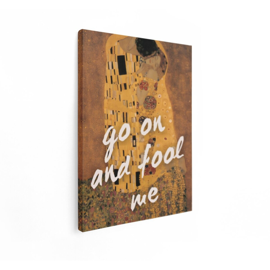 Artaza Canvas Schilderij Gustav Klimts Schilderij de Kus met Tekstoverlay 'Ga door en Bedrieg Me' - 90x120 cm - Groot - Wanddecoratie Woonkamer - Schilderijen - Muurdecoratie afbeelding 1