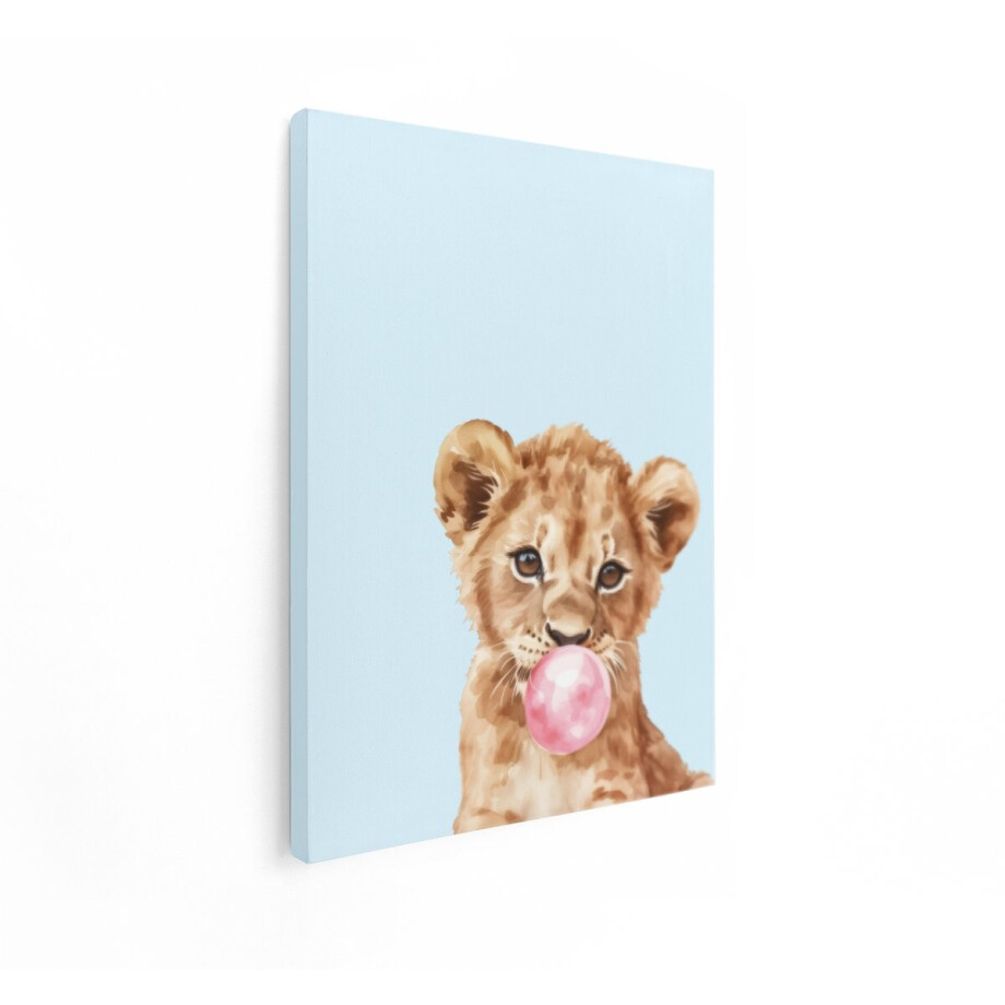 Artaza Canvas Schilderij Schattige Leeuwenwelp met Kauwgombal op Blauwe Achtergrond - Aquarel - 90x120 cm - Groot - Wanddecoratie Woonkamer - Schilderijen - Muurdecoratie afbeelding 1