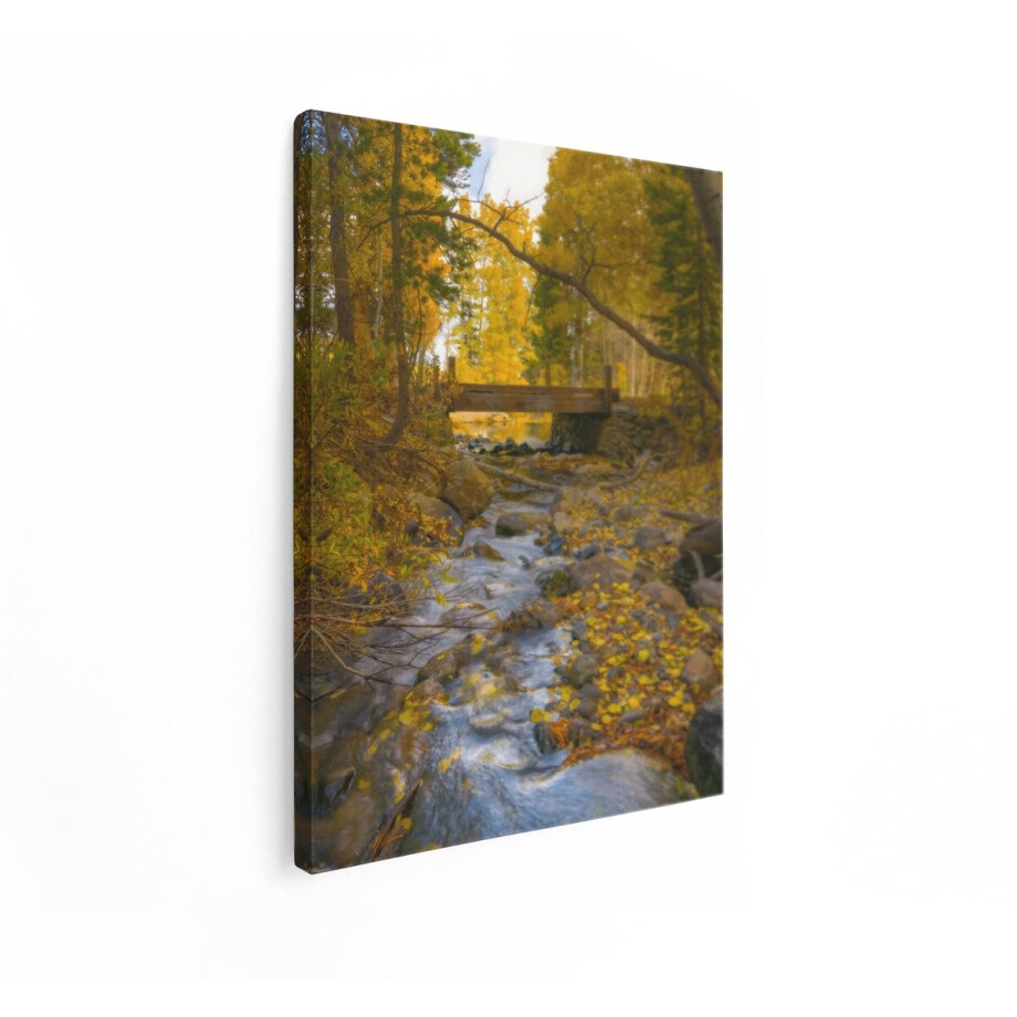 Artaza Canvas Schilderij Houten Brug over Kabbelend Beekje Omringd door Herfstkleuren - 90x120 cm - Groot - Wanddecoratie Woonkamer - Schilderijen - Muurdecoratie afbeelding 1