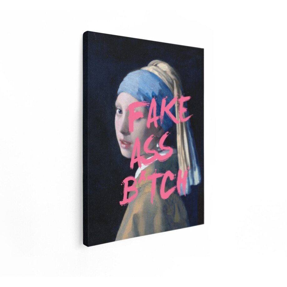 Artaza Canvas Schilderij Vrouw met Parel Oorbellen met Tekst "Fake Ass Bitch" - 90x120 cm - Groot - Wanddecoratie Woonkamer - Schilderijen - Muurdecoratie afbeelding 1