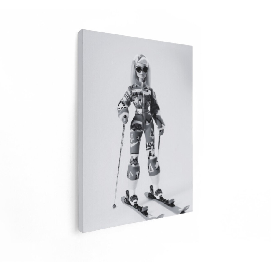 Artaza Canvas Schilderij Stijlvolle Barbie Pop in Ski-Outfit met Ski'S en Stokken - Klaar voor de Piste - 90x120 cm - Groot - Wanddecoratie Woonkamer - Schilderijen - Muurdecoratie afbeelding 1