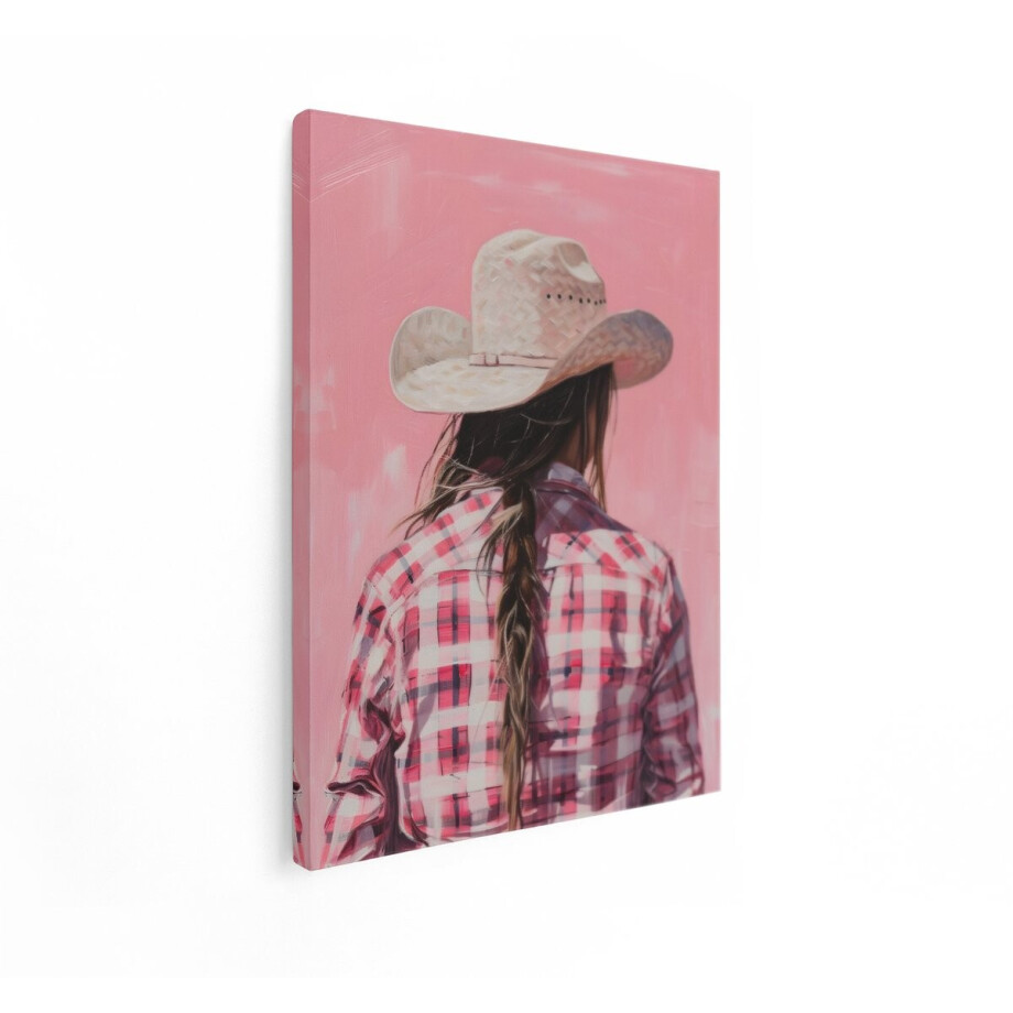 Artaza Canvas Schilderij Vrouw met Cowboyhoed en Vlecht in Geruite Blouse op Roze Achtergrond - 60x80 cm - Wanddecoratie Woonkamer - Schilderijen - Muurdecoratie afbeelding 1