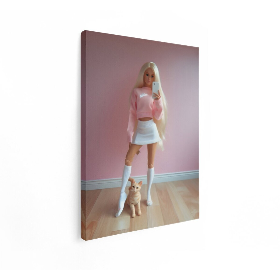 Artaza Canvas Schilderij Populaire Speelgoedpop met Kat Neemt een Selfie in een Roze Outfit - 60x80 cm - Wanddecoratie Woonkamer - Schilderijen - Muurdecoratie afbeelding 1