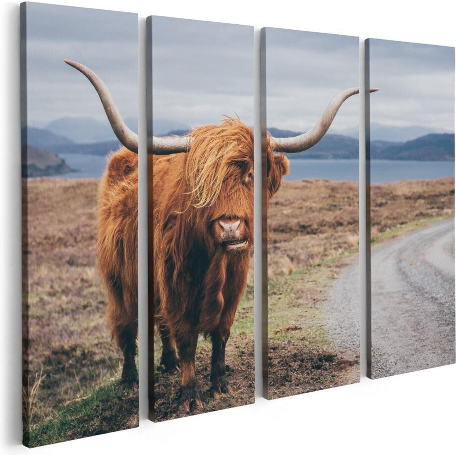 Artaza Canvas Schilderij Vierluik Schotse Hooglander Koe Op De Weg - 80x60 - Foto Op Canvas - Canvas Print afbeelding 1
