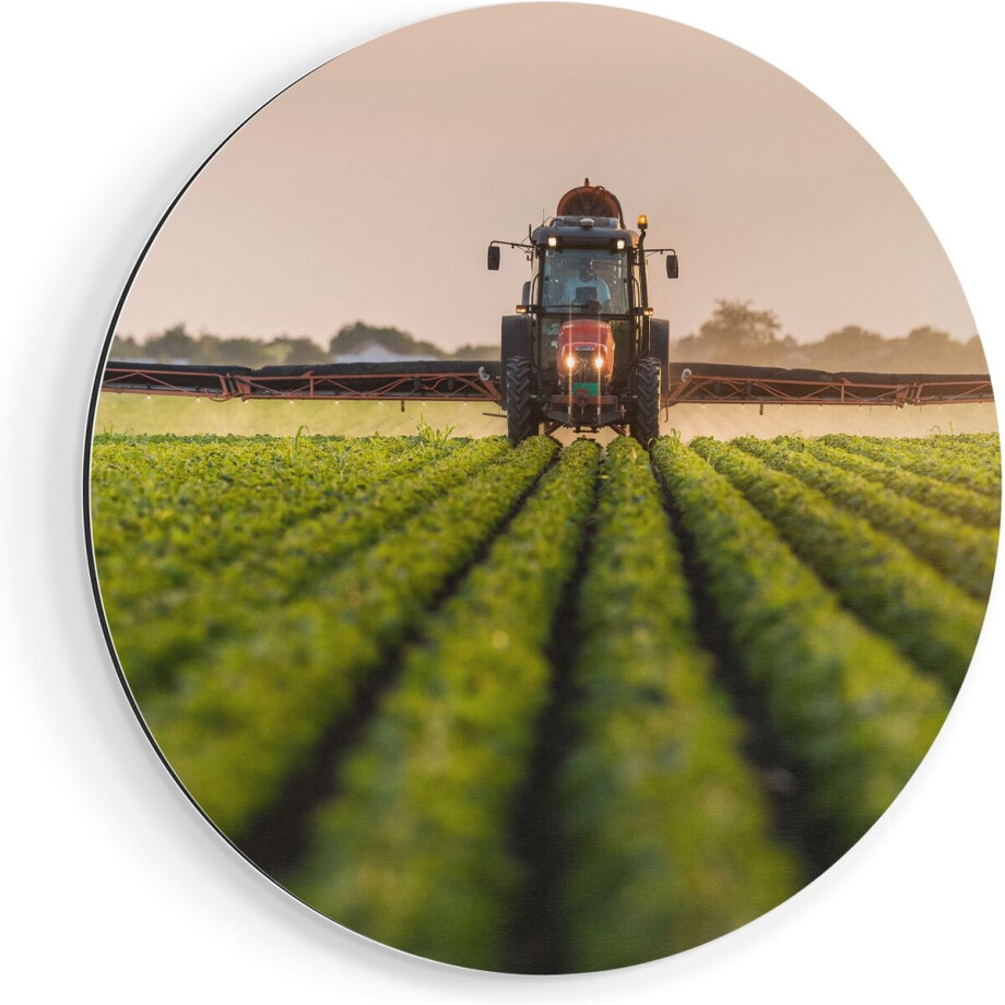 Artaza Dibond Muurcirkel Rode Tractor op het Veld aan het Sproeien - Ø 50 cm - Klein - Wandcirkel - Rond Schilderij - Voor Binnen en Buiten afbeelding 1