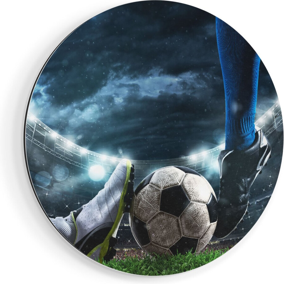 Artaza Dibond Muurcirkel Voetbal Sliding Op De Bal In Het Stadion - Ø 60 cm - Wandcirkel - Rond Schilderij - Voor Binnen en Buiten afbeelding 1