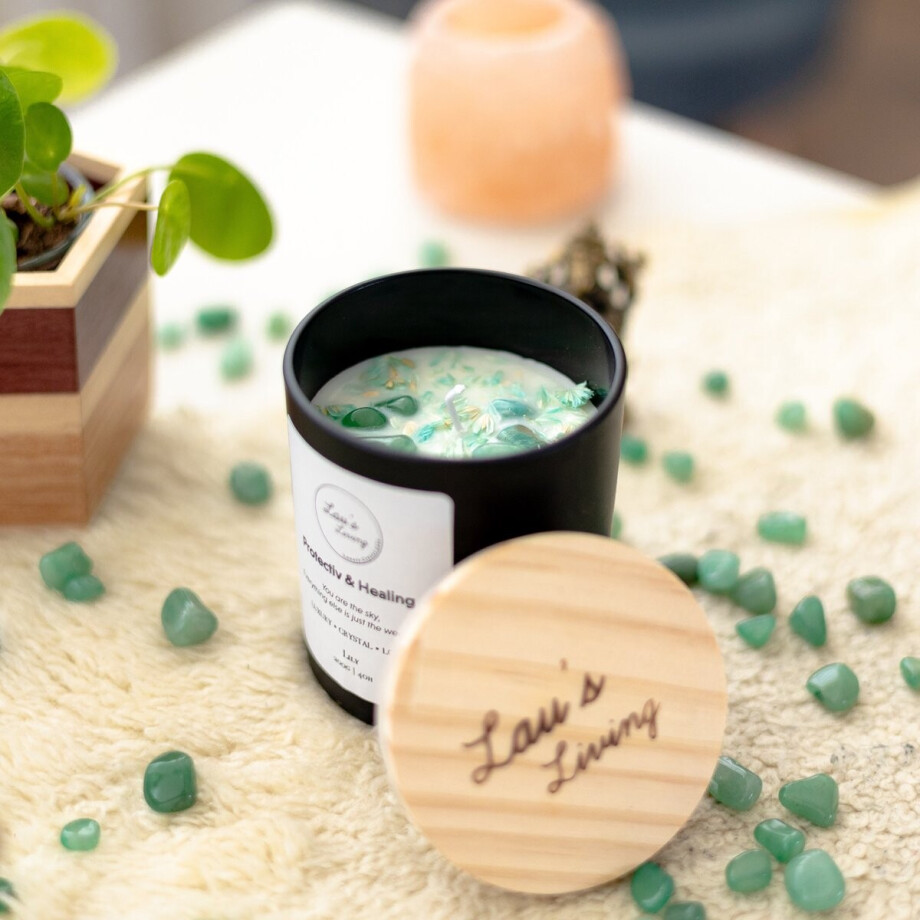 Lau's Living Geurkaars - Protective & Healing - Lily geur - H9 x Ø8 - Met edelstenen - Geurkaars in glas - Handgemaakt - 100% Ecologische Sojawas Lau's Living Geurkaars - Protective & Healing - Lily geur - H9 x Ø8 - Met edelstenen - Geurkaars in glas - Handgemaakt - 100% Ecologische Sojawas afbeelding 1