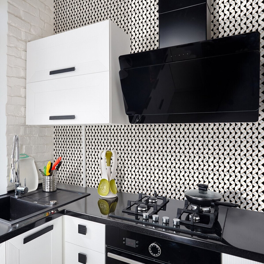 Zelfklevende tegelmuurstickers voor keuken en badkamer - 30 zwart-witte tegelstickers met marmerlook en gouden accenten - 30 stickers 20x20cm afbeelding 1