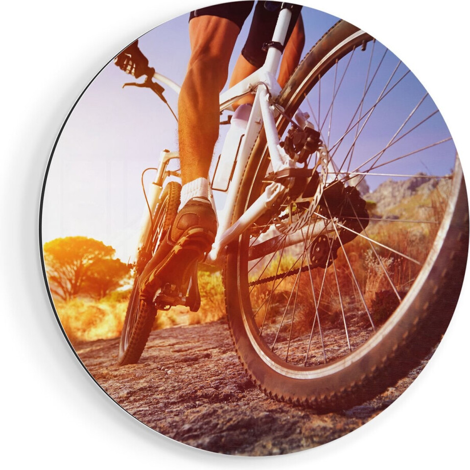 Artaza Dibond Muurcirkel Mountainbike Fietser op Stenen bij Zonsopgang - Ø 90 cm - Groot - Wandcirkel - Rond Schilderij - Voor Binnen en Buiten afbeelding 1