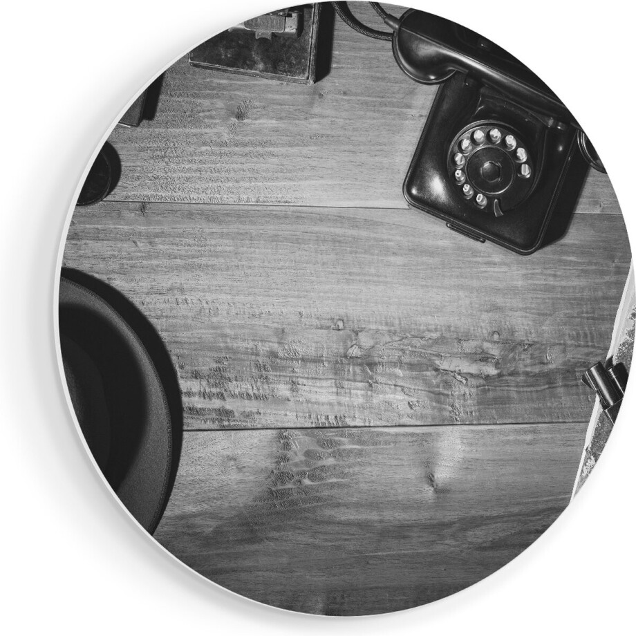 Artaza Forex Muurcirkel Oude Bureau Tafel Met Een Pistool En Een Hoedje - 80x80 cm - Groot - Wandcirkel - Rond Schilderij - Wanddecoratie Cirkel afbeelding 1